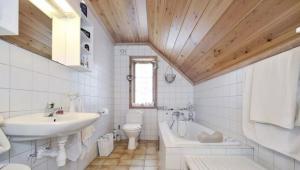 Санузел в деревянном доме: от планировки до отделки