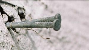 Как забить гвоздь в бетонную стену: полезные советы и рекомендации Можно ли забить гвоздь в бетонную стену